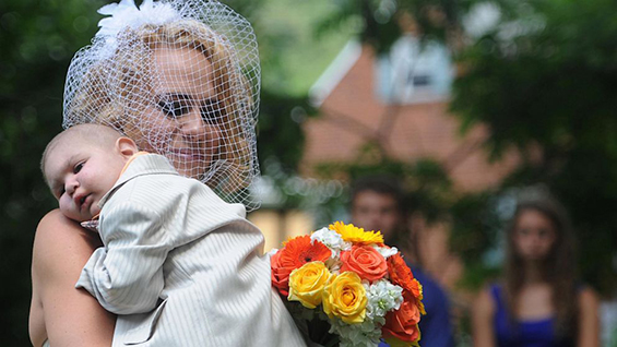 Тажна случка: Смртно болно двегодишно дете – кум на свадбата на неговите родители