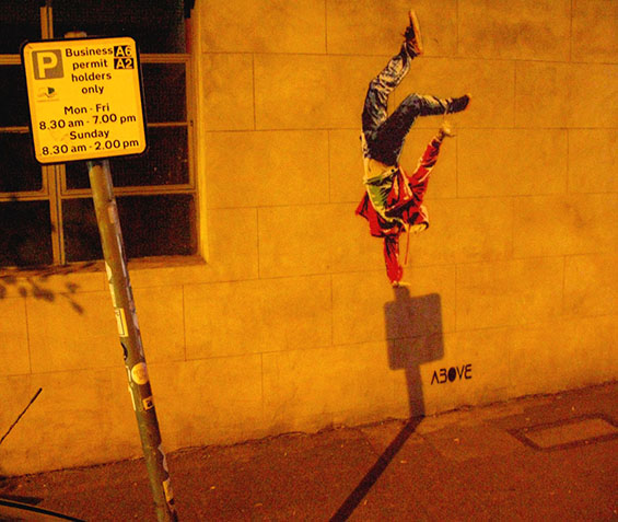 Улична уметност која станува комплетна само навечер