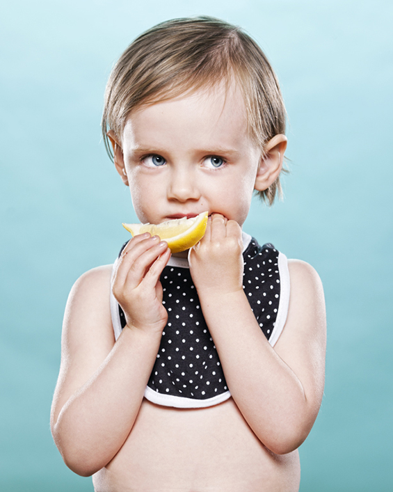 Фотографии од мали деца кои првпат пробуваат лимон