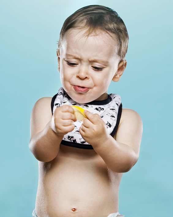 Фотографии од мали деца кои првпат пробуваат лимон