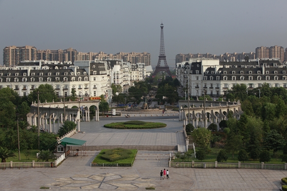 Реплика на Париз во Кина