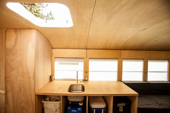 Студент по архитектура претворил стар автобус во удобен дом