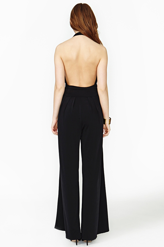 Како да носите црно во лето, а да не изгледате депресивно?