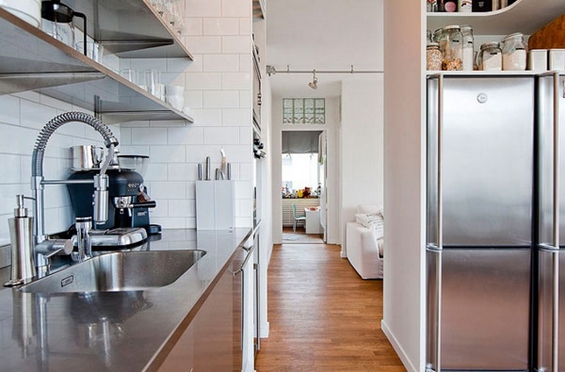 Минималистички стан во Шведска кој зрачи со топлина