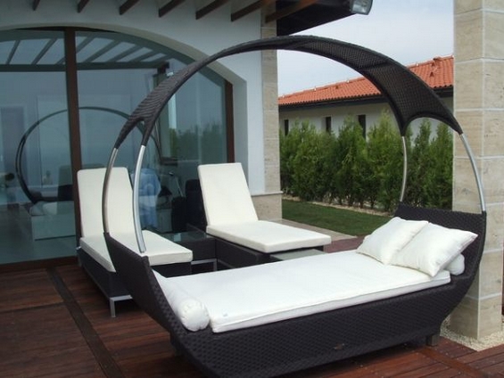 Модерни лежалки и кревети за удобно уживање во вашиот двор