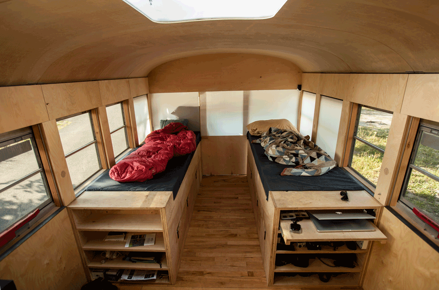 Студент по архитектура претворил стар автобус во удобен дом