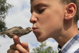 Смешни и слатки фотографии од 12-годишно момче со неговото врапче