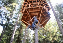 Генијалец направил лифт за куќичка на дрво со помош на велосипед