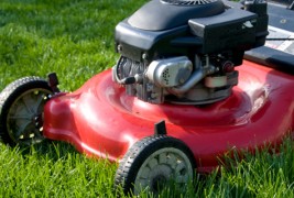 Како да си ја искосите тревата со обична косилика без да мрднете со прст?