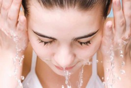 Како правилно да го исчистите лицето пред спиење?