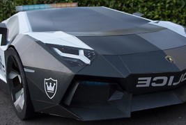 Ламборгини во реална големина направено целосно од хартија