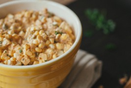 Неодолива крем-салата со пченка и кисели краставички