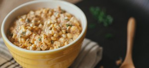 Неодолива крем-салата со пченка и кисели краставички