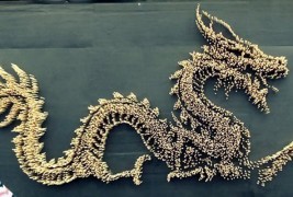 Огромен митски змеј направен од 10.000 кинески стапчиња за јадење