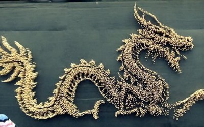 Огромен митски змеј направен од 10.000 кинески стапчиња за јадење
