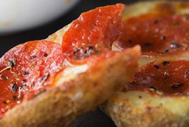 Печени полнети компири со фил од пица