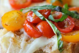 Превкусни брускети со чери домати и моцарела