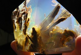 Спектакуларен кристал кој личи на мини-аквариум