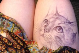 Талентирана девојка црта на своите бутови