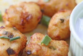 Топли топчиња од компир полети со кашкавал