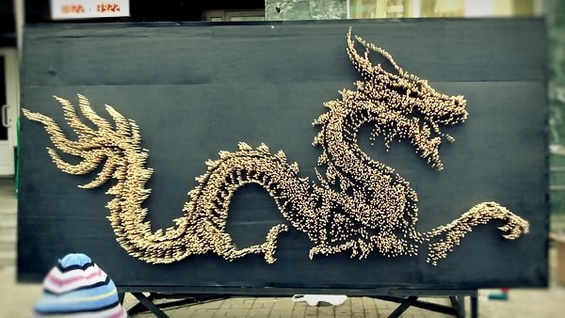 Огромен митски змеј направен од 10.000 кинески стапчиња за јадење
