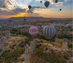 Лет со балон на зајдисонце во мистичната Кападокија