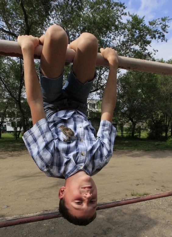 Смешни и слатки фотографии од 12-годишно момче со неговото врапче