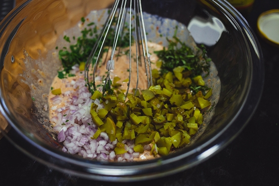 Неодолива крем-салата со пченка и кисели краставички