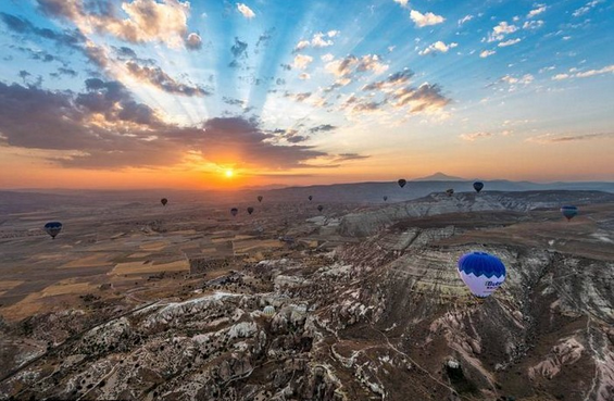 Лет со балон на зајдисонце во мистичната Кападокија