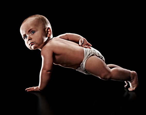 Слатки бебиња се покажуваат со јаки мускули и карате потези