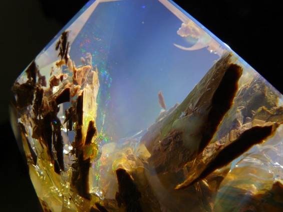 Спектакуларен кристал кој личи на мини-аквариум