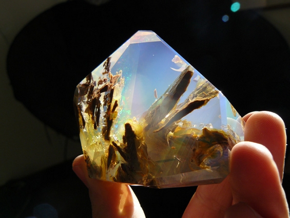 Спектакуларен кристал кој личи на мини-аквариум