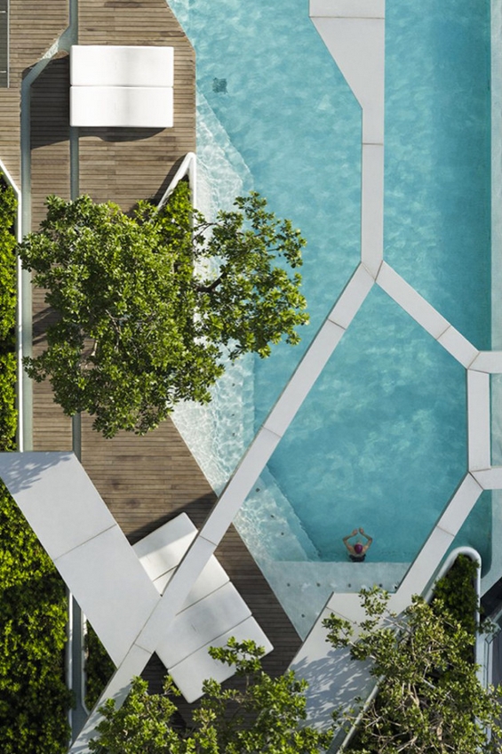 Фантастичен базен на кровот на една зграда во Бангкок