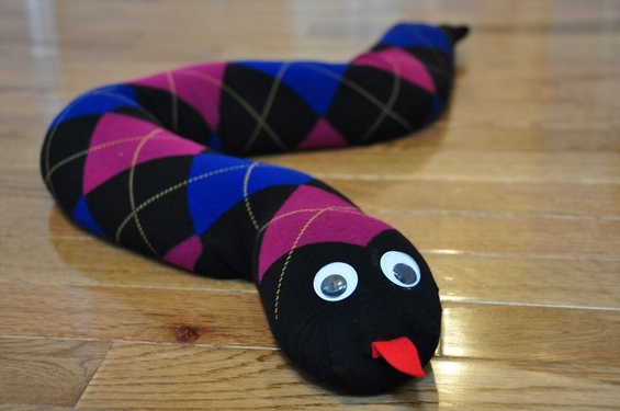 Што да правите со старите излитени чорапи