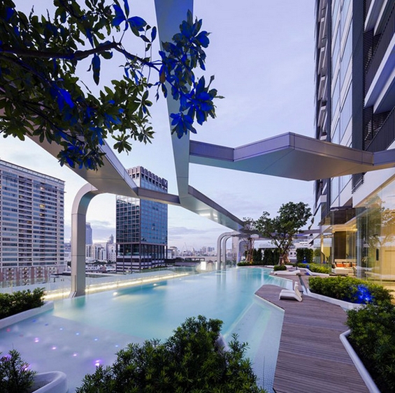 Фантастичен базен на кровот на една зграда во Бангкок