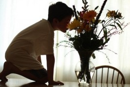 Грижлив татко со фотографии од своето аутистично дете