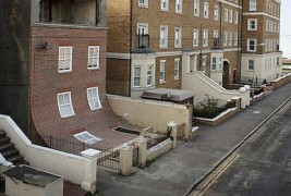 Артист си поиграл со законите на архитектурата