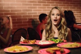 Авторот на најлошата песна во историјата со ново ремек-дело