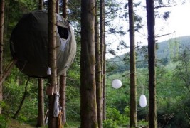 Кампувајте во шатор поставен високо во дрвјата