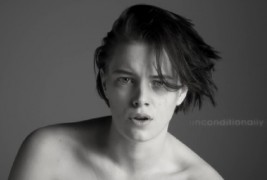 Кети Пери со емотивен и ексцентричен спот за „Unconditionally“