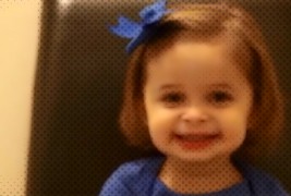 Малечко девојче со слатка роденденска порака за на нејзиниот татко