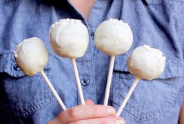 Мини тортички на стапче со фил од бело чоколадо