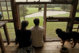 Шармантна колиба изградена за 500 долари со стари прозорци