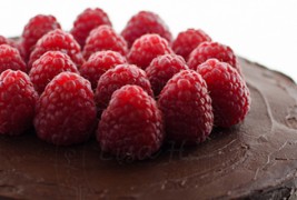 Тората со многу чоколадо и свежи малини