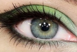 Зелено нашминкани очи како за на црвен тепих