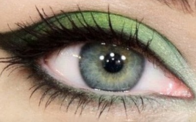 Зелено нашминкани очи како за на црвен тепих
