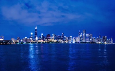 Живописниот град Чикаго во ноќта