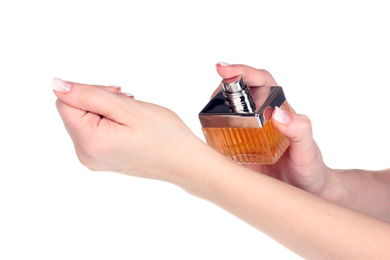 Како парфемот подолго да се задржи на вашата кожа? 