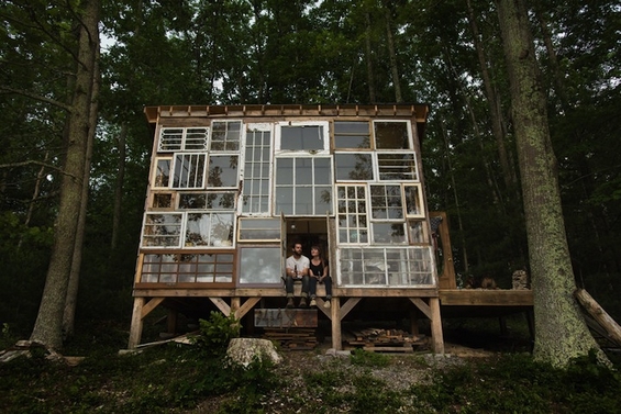 Шармантна колиба изградена за 500 долари со стари прозорци