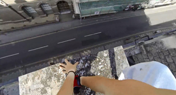 Видео од кое ќе ви се пресечат нозете: адреналински паркур во прво лице